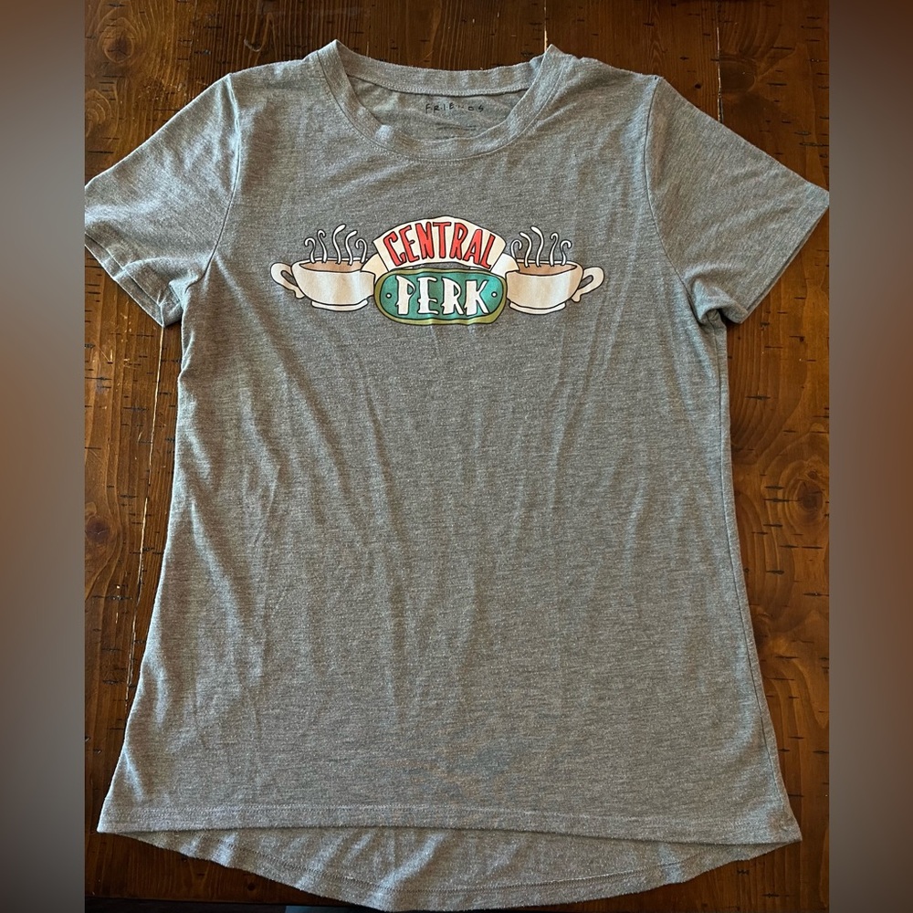 FRIENDS 🔥🔥🫶🏼 Woman’s Size Large. 🔥